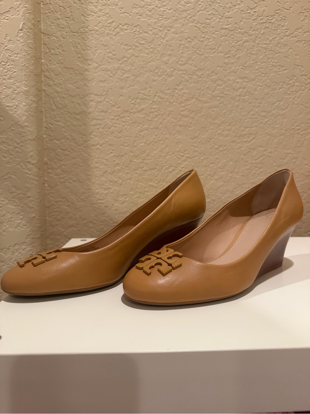New Tory Burch Tan Leather Logo Wedge Flats - Picture 4 of 5